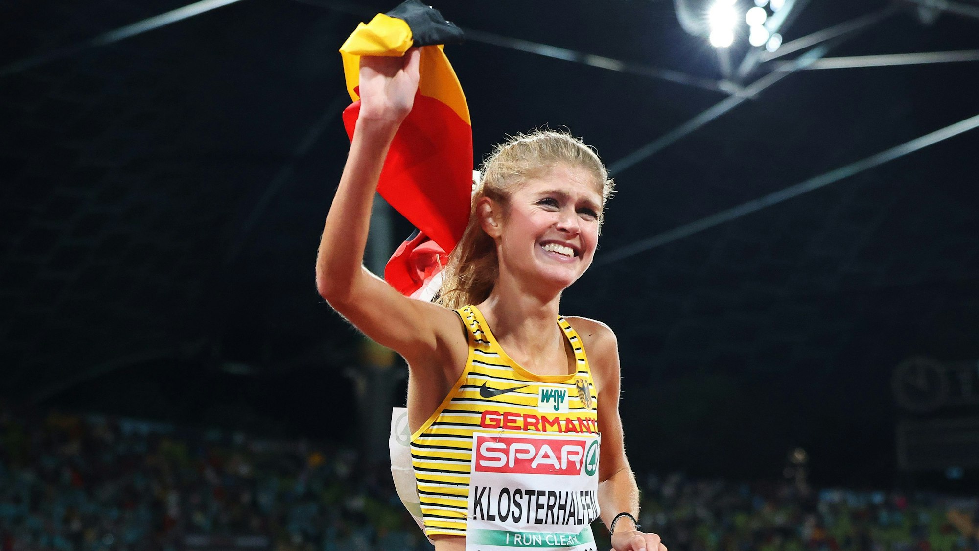 Konstanze Klosterhalfen jubelt nach ihrem Gold-Lauf bei der Leichtathletik-EM in München.