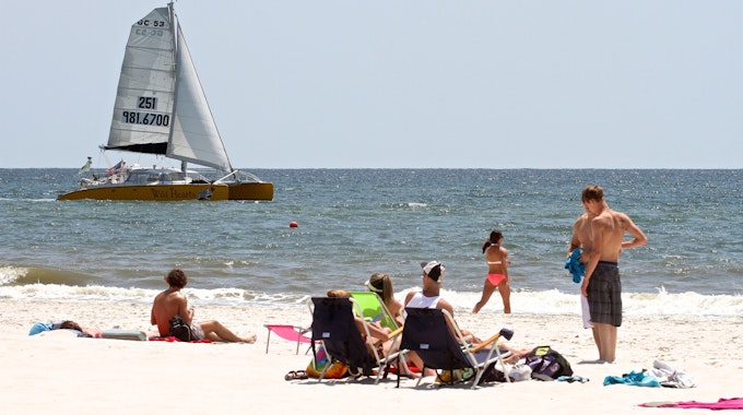 Urlauber und Urlauberinnen relaxen an einem Strand in Alabama. Dort, am Golf von Mexiko, kam es nun zu einem gefährlichen Zwischenfall. Das Symbolfoto zeigt Menschen im April 2010 am Strand in Alabama.