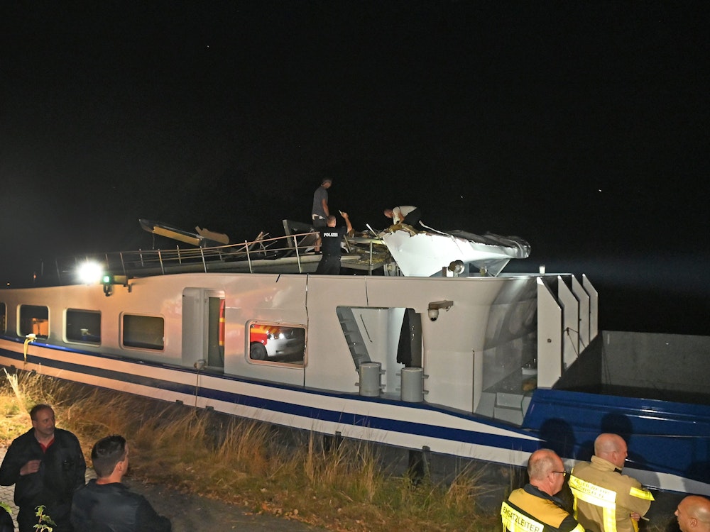 Einsatzkräfte der Feuerwehr sind an einem Schiff auf dem Wesel-Datteln-Kanal im Einsatz. Ein Schubverband auf dem Wesel-Datteln-Kanal im Ruhrgebiet ist in der Nacht zum Donnerstag aus bisher ungeklärter Ursache gegen die Dorstener Straßenbrücke gestoßen.