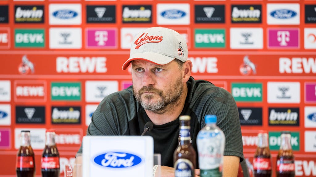 Steffen Baumgart schaut grimmig auf der Pressekonferenz des 1. FC Köln.