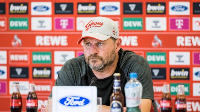 Steffen Baumgart schaut grimmig auf der Pressekonferenz des 1. FC Köln.