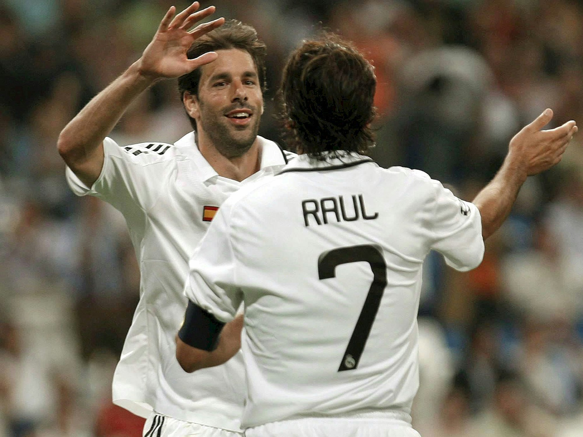 Ruud van Nistelrooy und Raúl von Real Madrid jubeln zusammen.