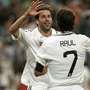 Ruud van Nistelrooy und Raúl von Real Madrid jubeln zusammen.