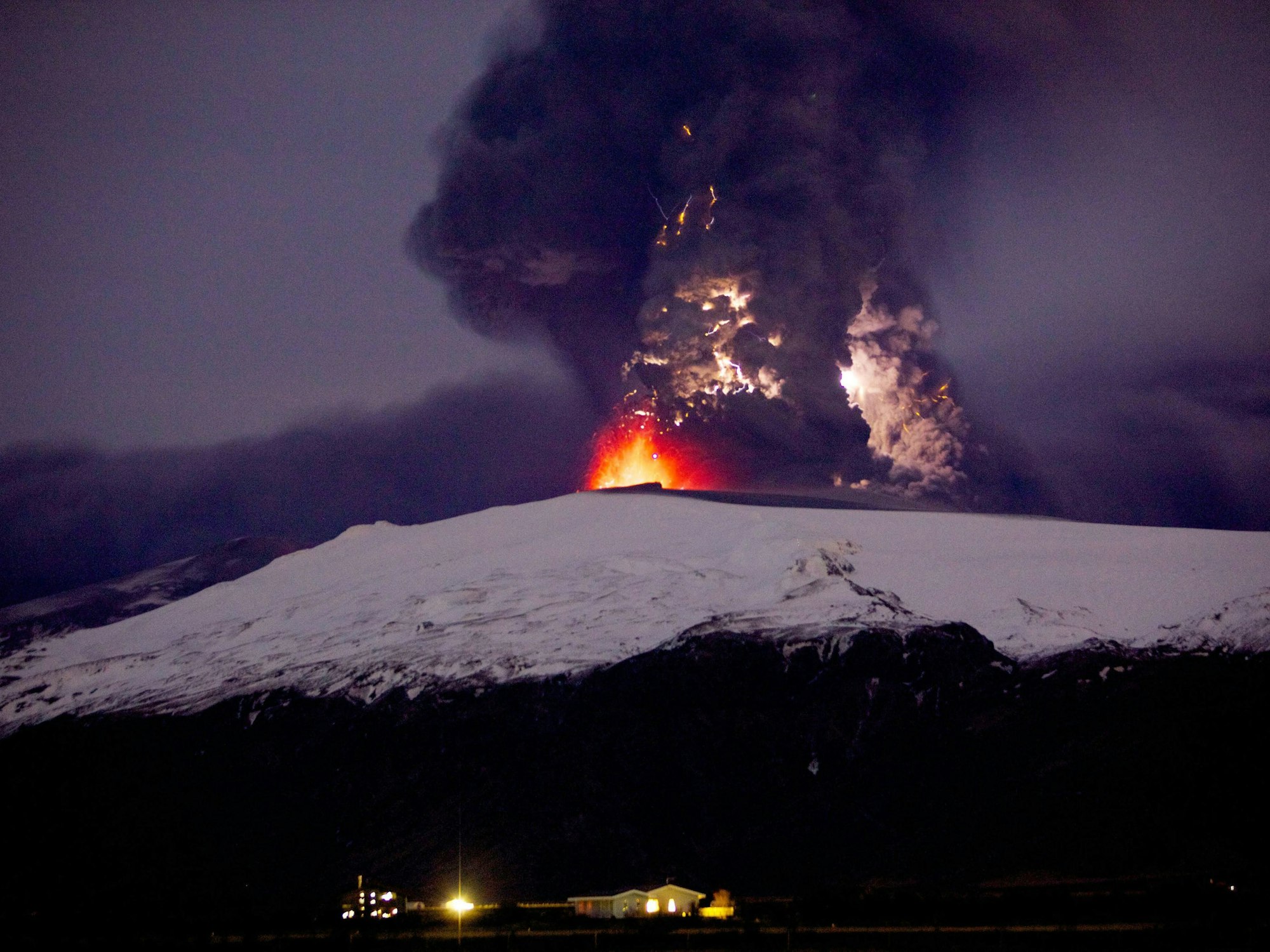 Der Eyjafjallajökull auf Island bei Nacht. Er legte mit einem Ausbruch schon den Flugverkehr in ganz Europa lahm.