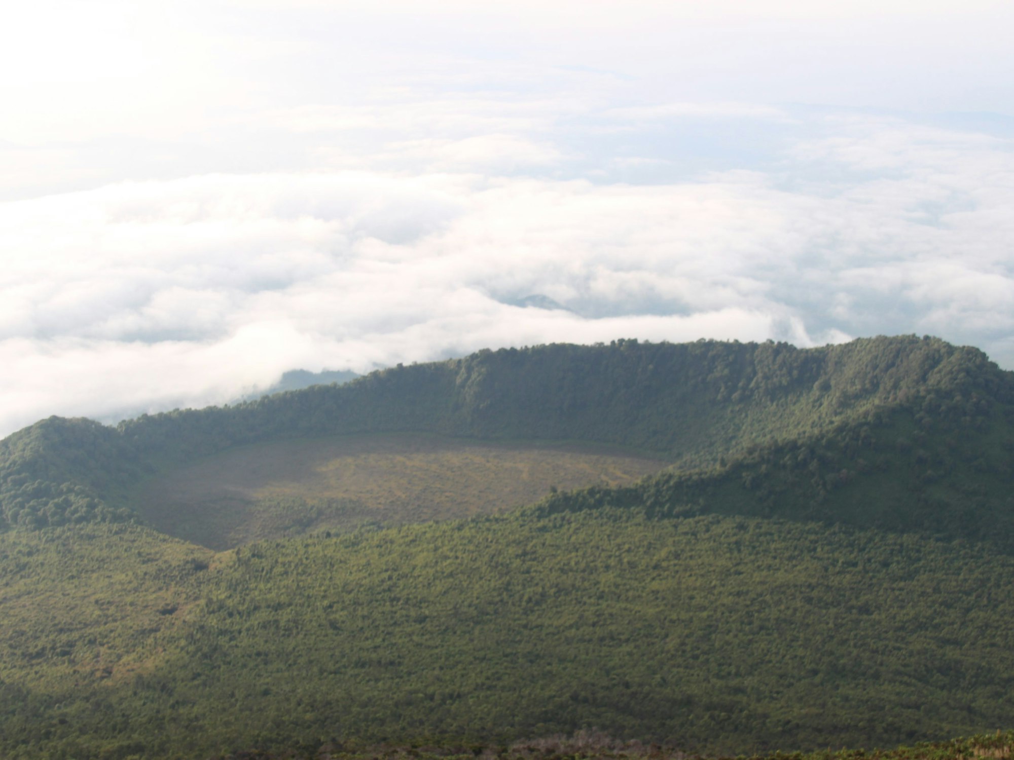 Im Virunga-Nationalpark ist der Kraterrand des Vulkans Nyiragongo zu sehen.