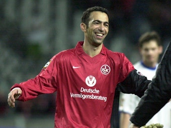 Youri Djorkaeff läuft nach einem Spiel des 1. FC Kaiserslautern zu seinem Trainer.