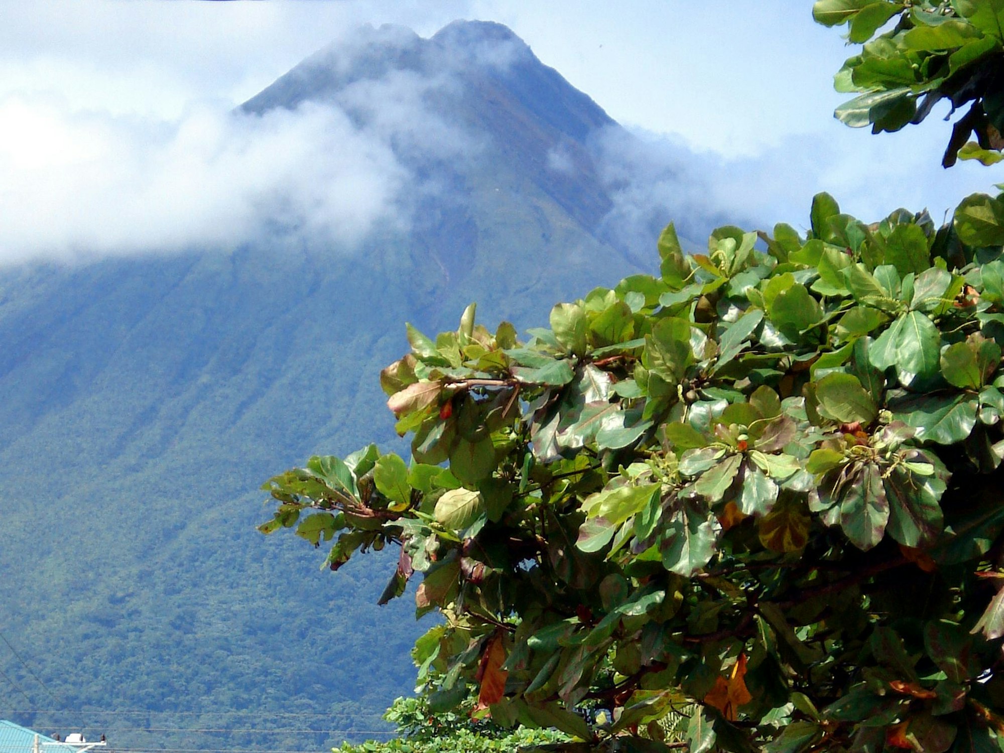 Von dem Ort La Fortuna aus können Costa-Rica-Urlauber bis zum Gipfel des aktiven Vulkans Arenal sehen.