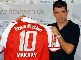 Der neue Stürmer des FC Bayern München, Roy Makaay, hält sein Trikot mit der Nummer 10 in den Händen.