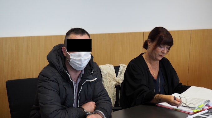 Ein Angeklagter sitzt im Düsseldorfer Amtsgericht neben seiner Verteidigerin.