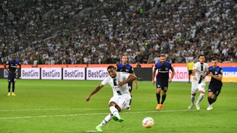 Alassane Plea bringt Borussia Mönchengladbach am 19. August 2022 per Elfmeter mit 1:0 gegen Hertha BSC in Führung.