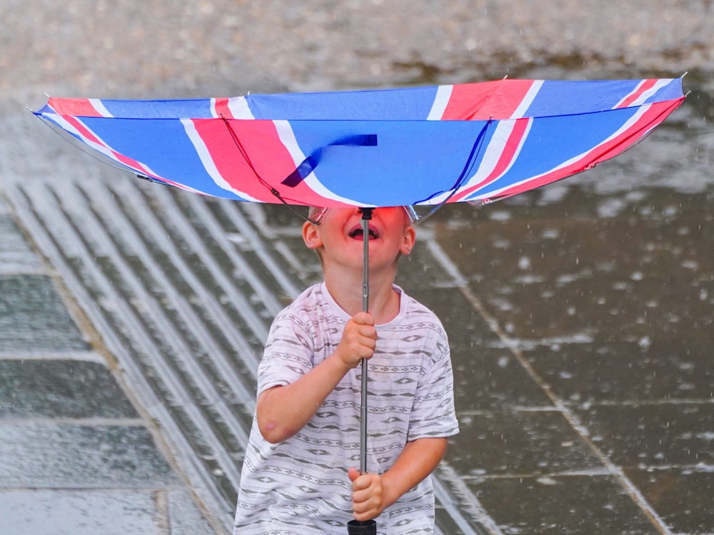 Ein kleiner Junge kämpft bei Wind und Regen in London mit seinem Regenschirm. Der britische Wetterdienst Met Office hatte eine Unwetterwarnung ausgegeben.