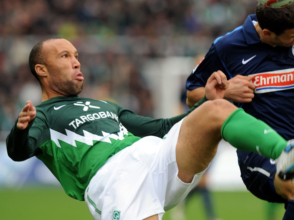 Mikael Silvestre vom SV Werder Bremen versucht, an den Ball zu kommen.