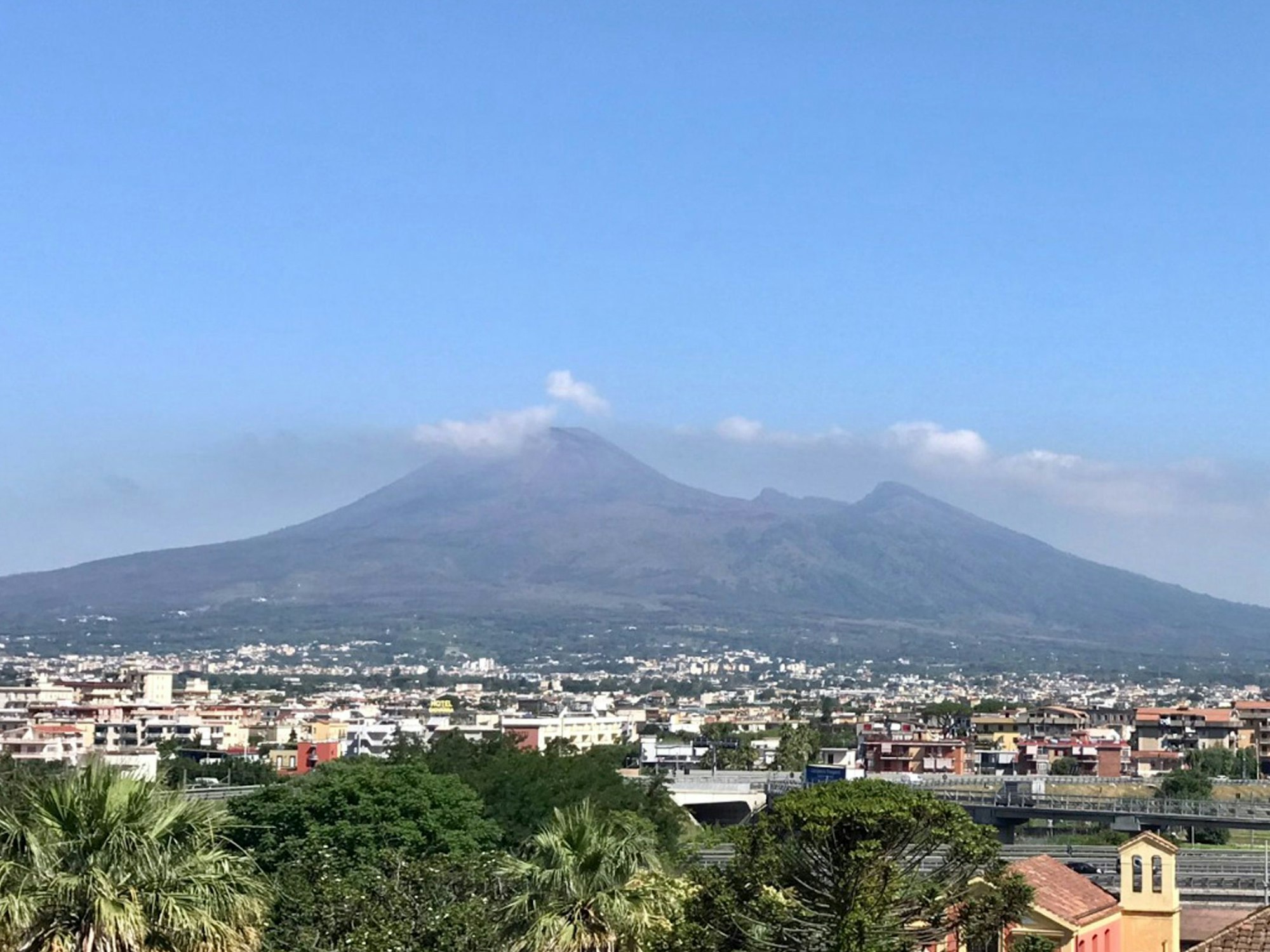 Blick über die Stad Pompeji auf den Vesuv