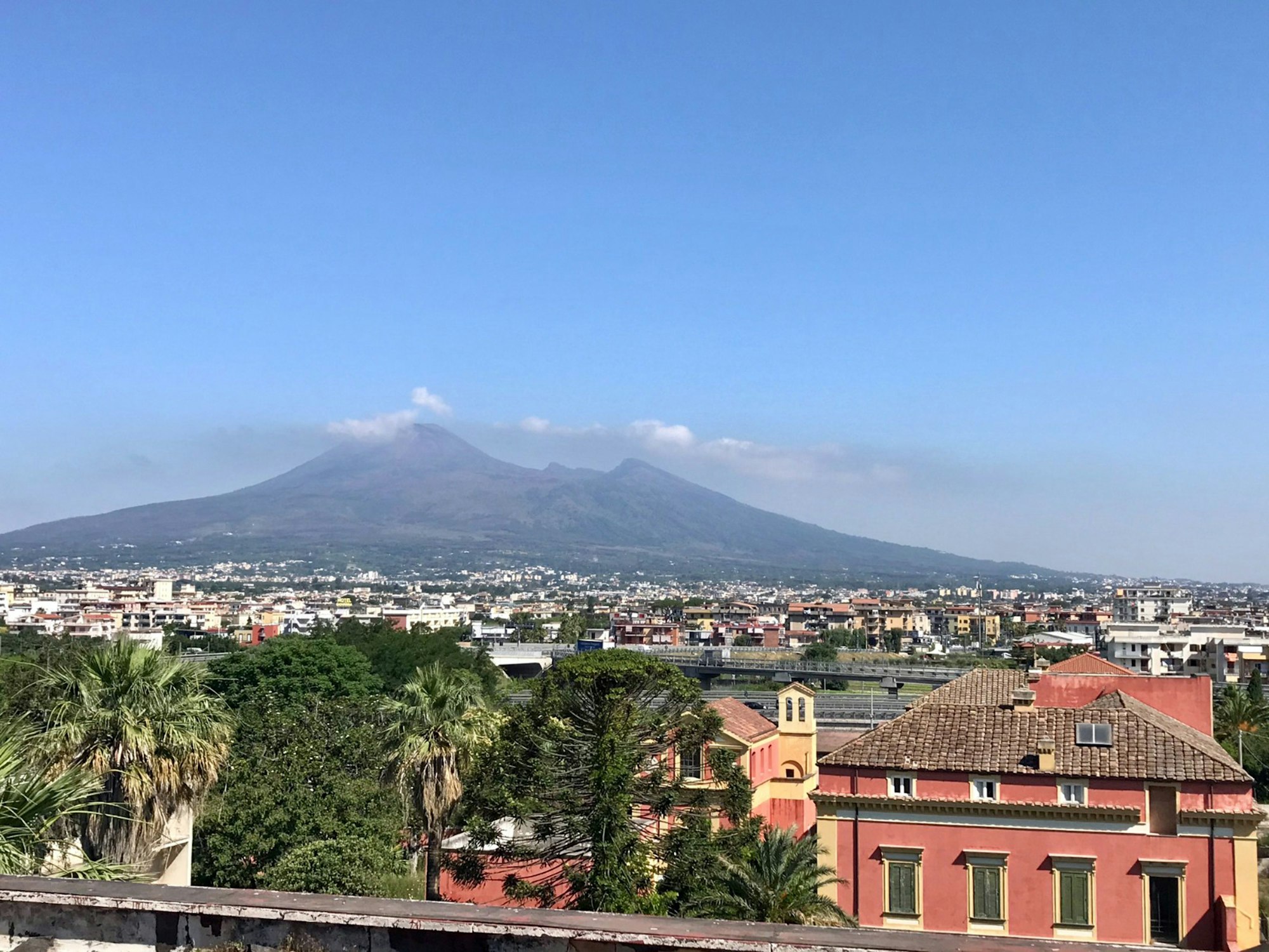 Ebenfalls zu Italien gehört der Vesuv. Sein Name ist unweigerlich mit der bekanntesten Katastrophe verbunden: Pompeji. An seine Flanken schmiegt sich die Millionenmetropole Neapel. In unmittelbarer Nähe brodeln die Phlegräischen Felder.