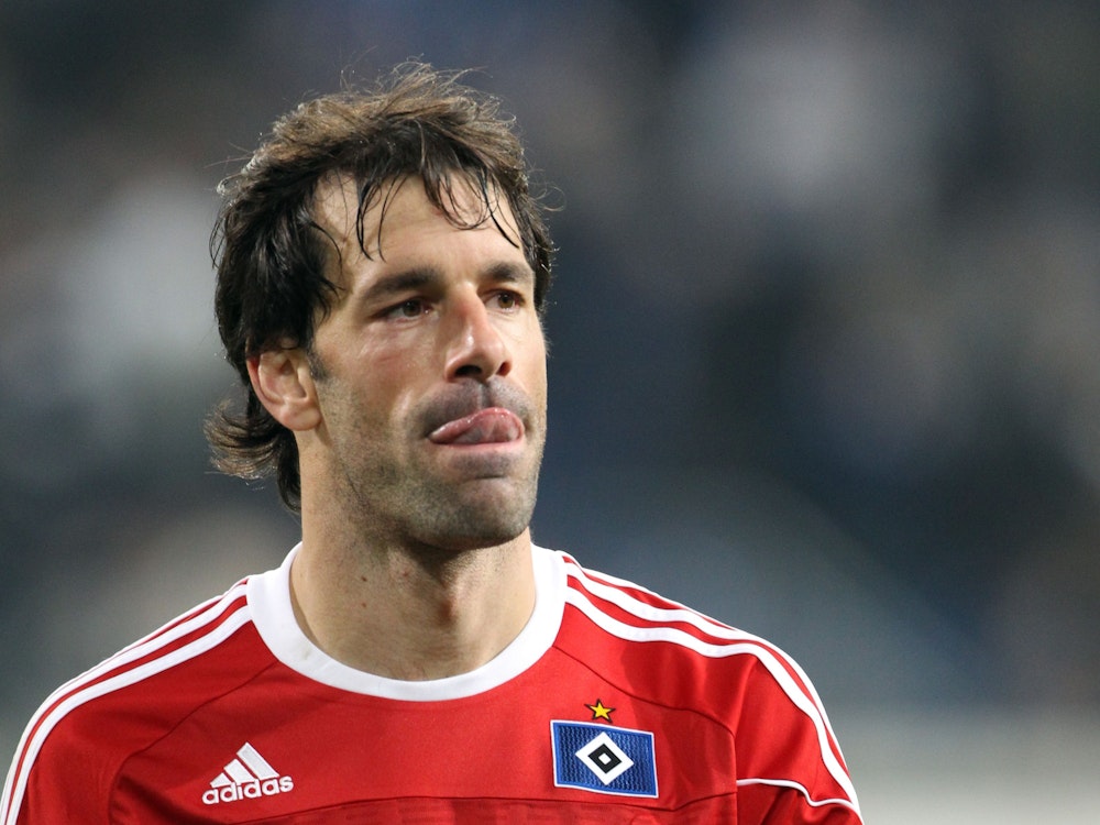 Ruud van Nistelrooy vom Hamburger SV streckt leicht die Zunge heraus.
