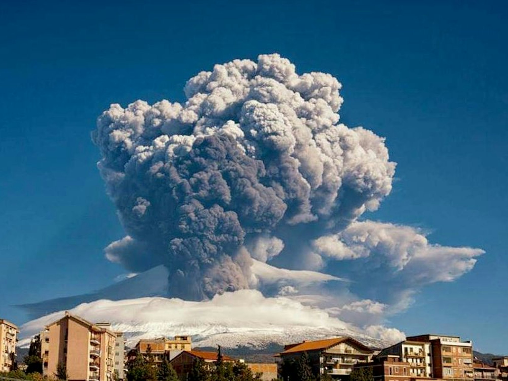 Der Vulkan Ätna auf Sizilien bricht immer wieder aus. Er zählt zu den am besten überwachten Vulkanen.