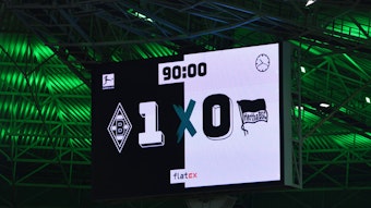 Die Anzeigetafel im Borussia-Park zeigt das Endergebnis der Bundesliga-Partie Borussia Mönchengladbach gegen Hertha BSC am 19. August 2022 (1:0).