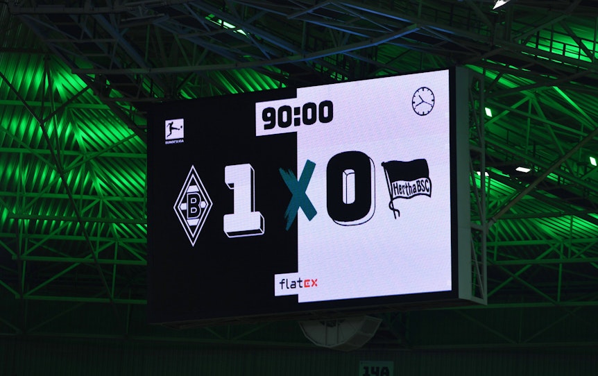 Die Anzeigetafel im Borussia-Park zeigt das Endergebnis der Bundesliga-Partie Borussia Mönchengladbach gegen Hertha BSC am 19. August 2022 (1:0).
