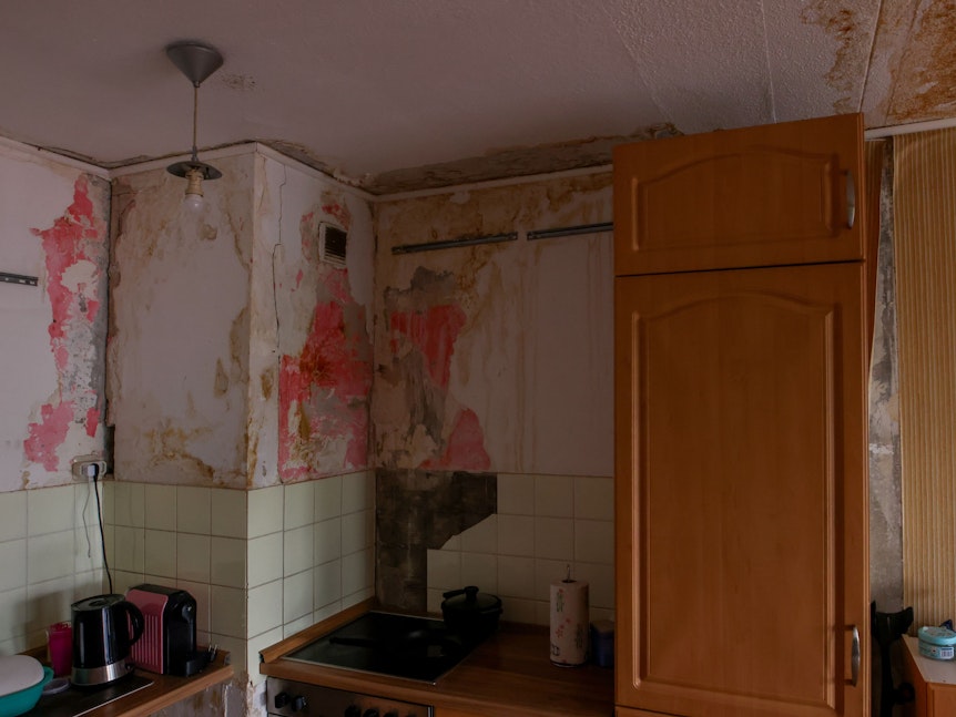 Wände in einer Küche sind nach einem Wasserschaden beschädigt.