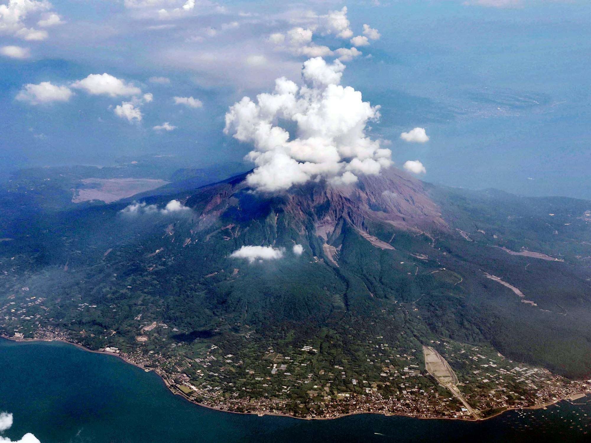 Diese Luftaufnahme zeigt die Rauchwolken des Vulkans Sakurajima, der im Süden Japans liegt.