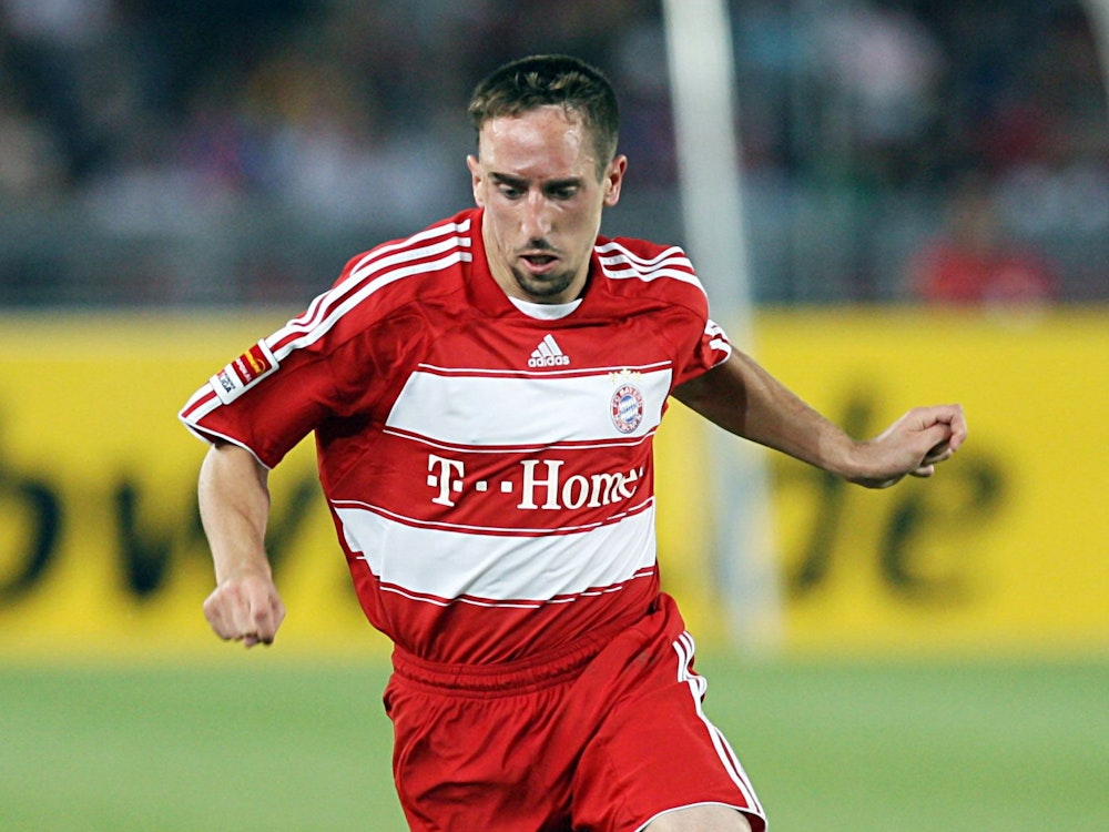 Franck Ribéry vom FC Bayern München dribbelt.