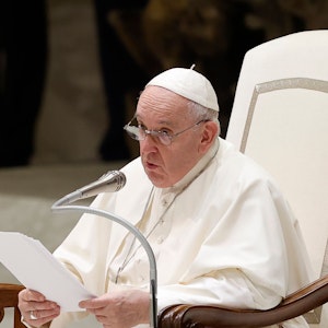 Papst Franziskus verliest seine Botschaft während der wöchentlichen Generalaudienz im Vatikan.
