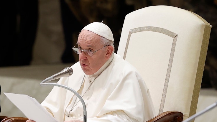 Papst Franziskus verliest seine Botschaft während der wöchentlichen Generalaudienz im Vatikan.