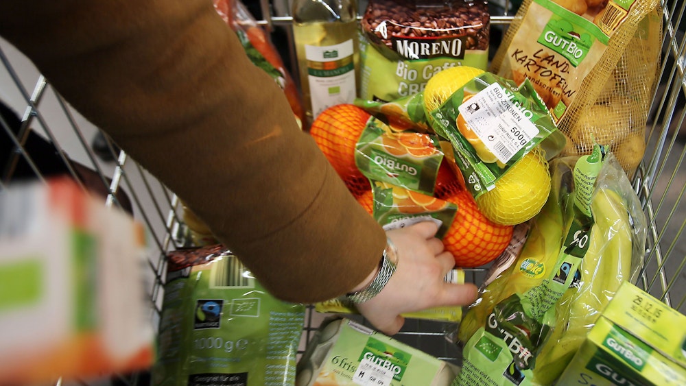 Die hohe Inflation treibt die Lebensmittelpreise nach oben, zuletzt sind auch die Eigenmarken in Supermärkten und Discountern teurer geworden. Unser Archivbild (2015) zeigt einen Einkaufswagen von Aldi Nord.
