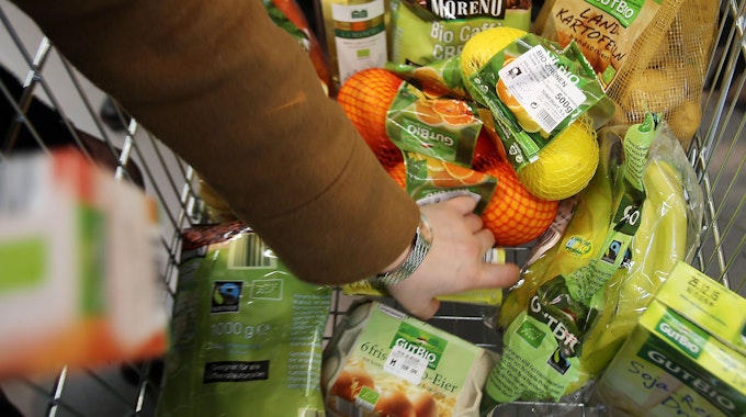Die hohe Inflation treibt die Lebensmittelpreise nach oben, zuletzt sind auch die Eigenmarken in Supermärkten und Discountern teurer geworden. Unser Archivbild (2015) zeigt einen Einkaufswagen von Aldi Nord.
