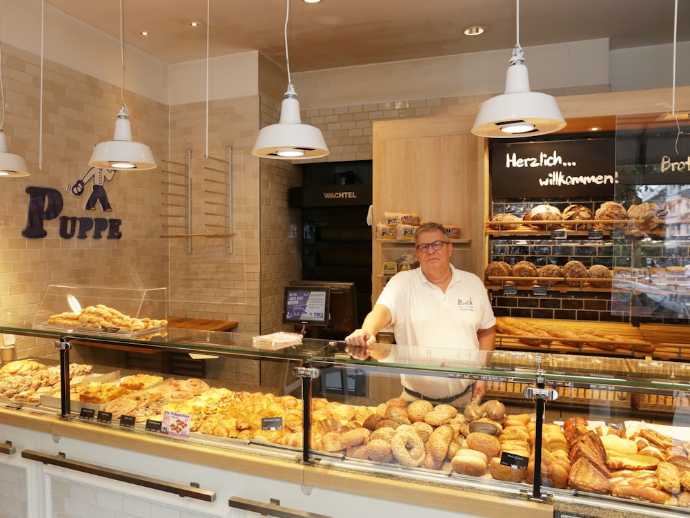 Bäckermeister Thomas Puppe steht in seiner Bäckereifiliale in Düsseldorf.