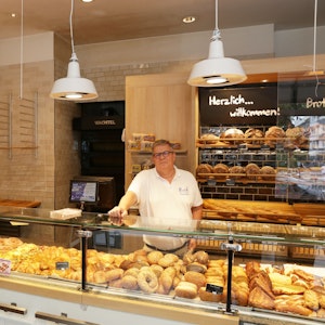 Bäckermeister Thomas Puppe steht in seiner Bäckereifiliale in Düsseldorf.