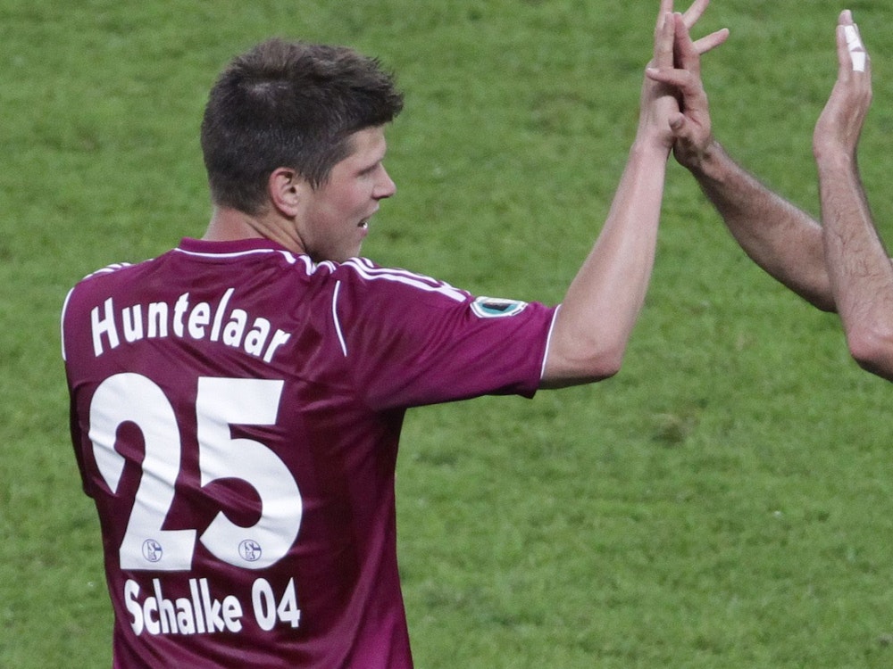 Klaas-Jan Huntelaar im lila Schalke-Trikot beim Pokalfinale 2011 gegen Duisburg.