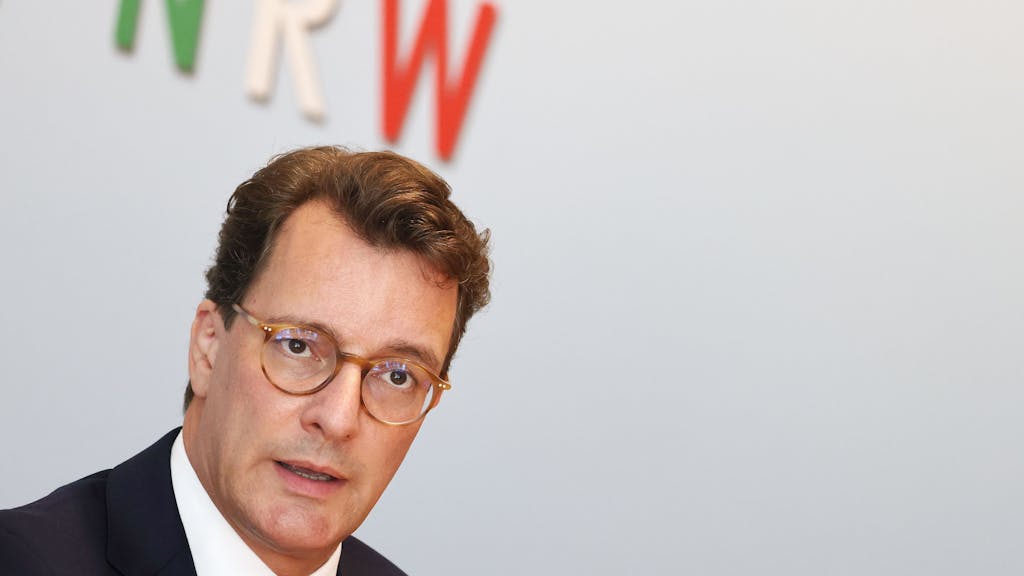 Hendrik Wüst (CDU), Ministerpräsident von Nordrhein-Westfalen, spricht in der Landespressekonferenz zu aktuellen politischen Themen.