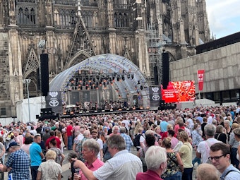 Fans stehen vor der Bühne am Roncalliplatz zum Konzert der Bläck Fööss.