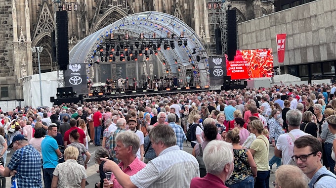 Fans stehen vor der Bühne am Roncalliplatz zum Konzert der Bläck Fööss.