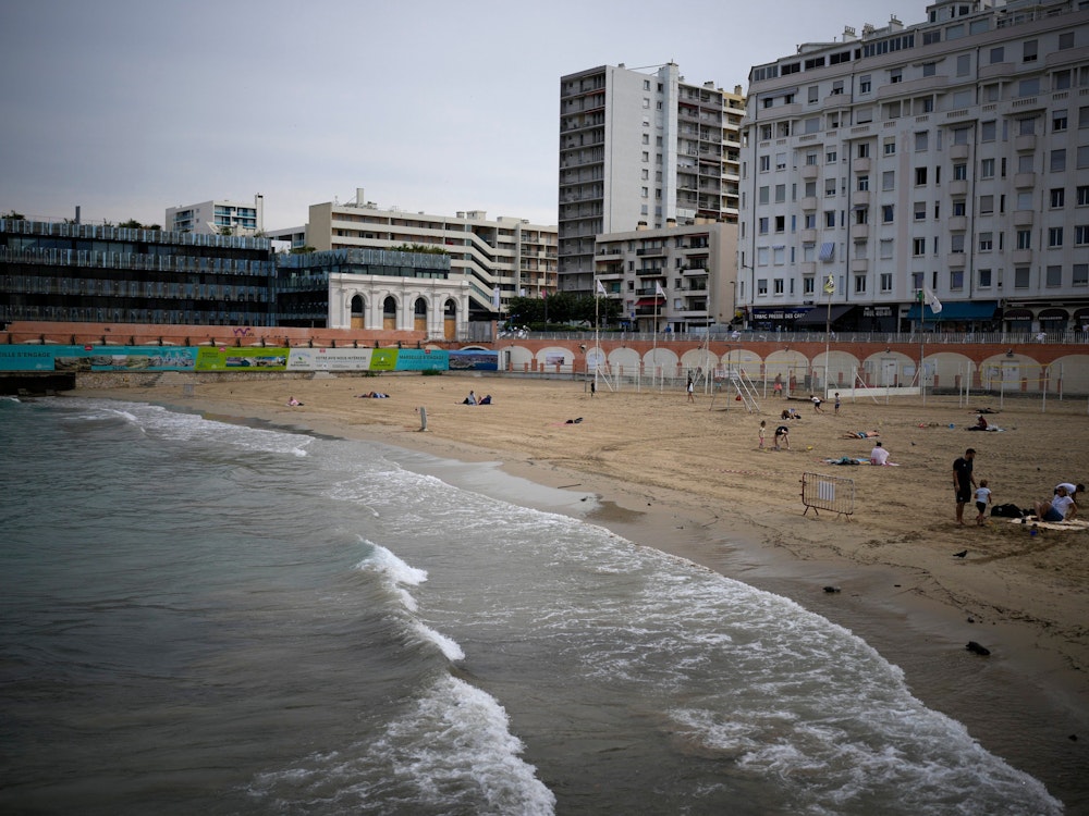 Ein abgesperrter Strand im französischen Küstenort Marseille in einem Gebiet mit hoher Umweltverschmutzung ist am Morgen nach einem Sturm zu sehen.