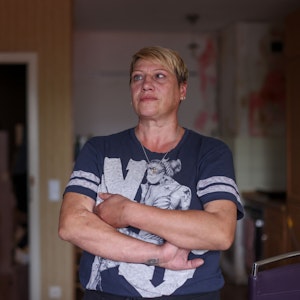 Die Kölnerin Angela Aranov steht mit verschränkten Armen in ihrer Wohnung.