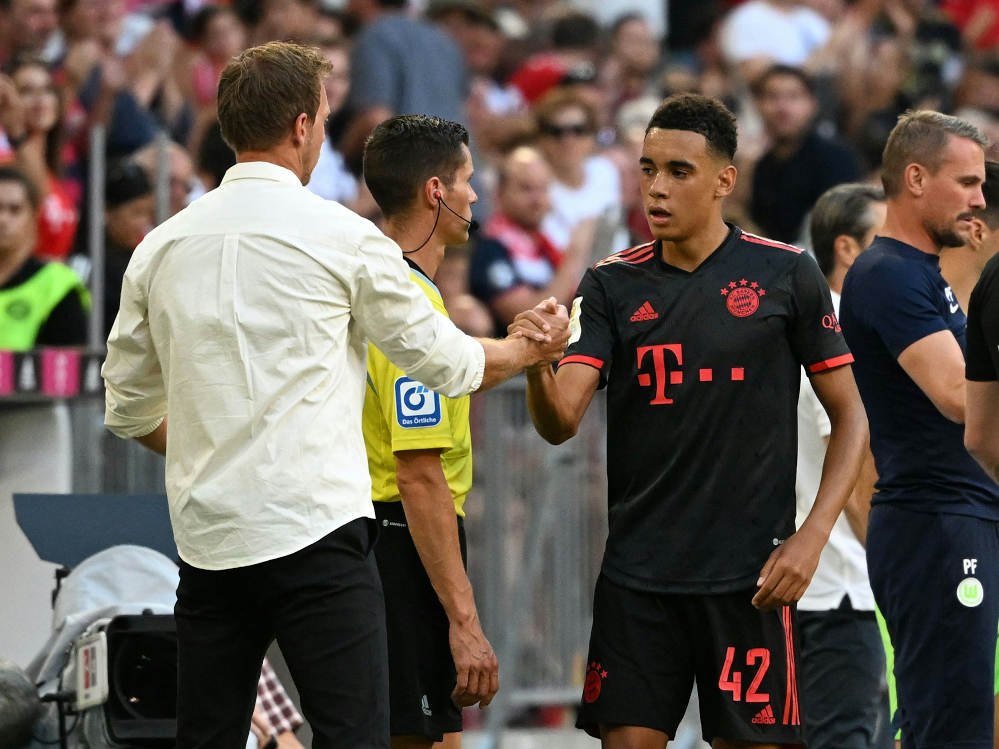 Münchens Cheftrainer Julian Nagelsmann gibt Münchens Jamal Musiala nach dessen Auswechselung die Hand. 
