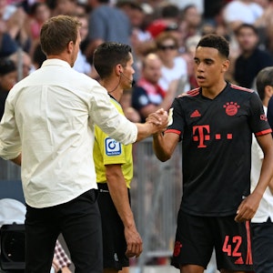 Münchens Cheftrainer Julian Nagelsmann gibt Münchens Jamal Musiala nach dessen Auswechselung die Hand.