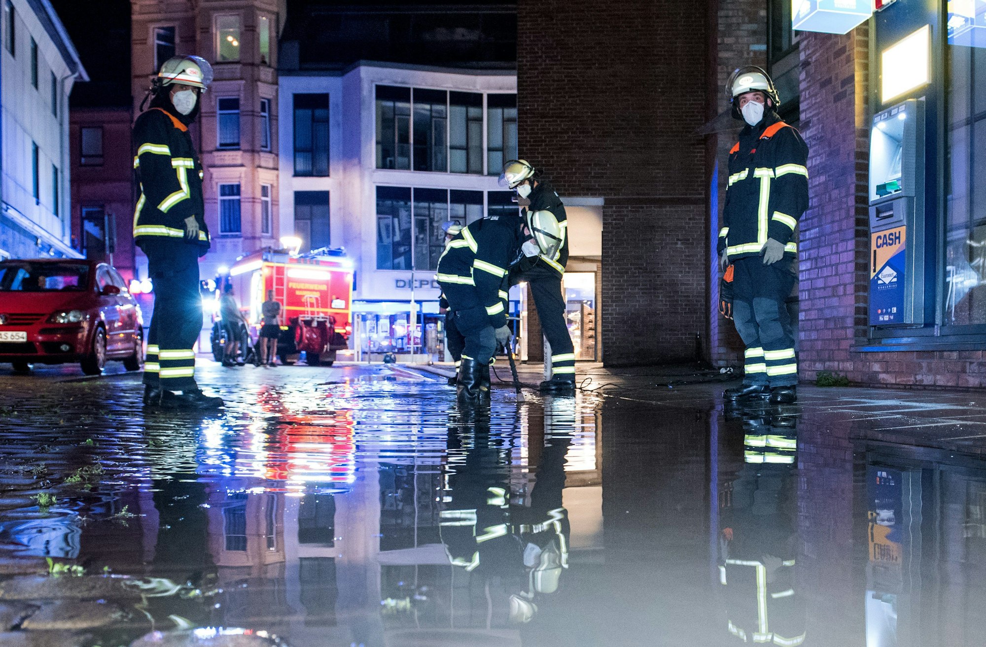 Auch im Norden wüteten Unwetter, wie hier Starkregen in Hamburg. Feuerwehrleute pumpen im Stadtteil Bergedorf Wasser von einer während eines Gewitters durch Starkregen überfluteten Straße ab.