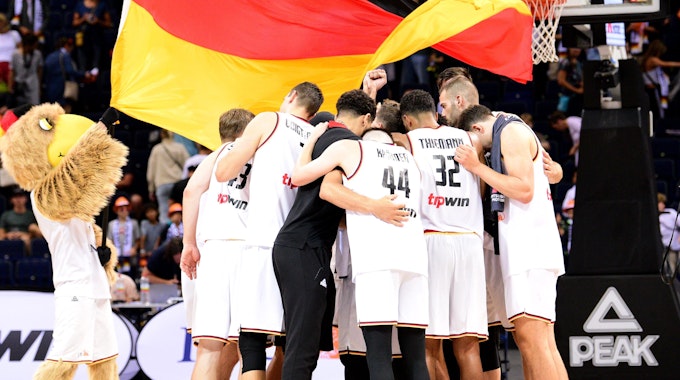 Deutschlands Basketball-Spieler stehen nach dem Spiel beim Supercup zusammen.