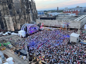 Blick auf den Roncalliplatz während des Konzerts der Bläck Fööss.