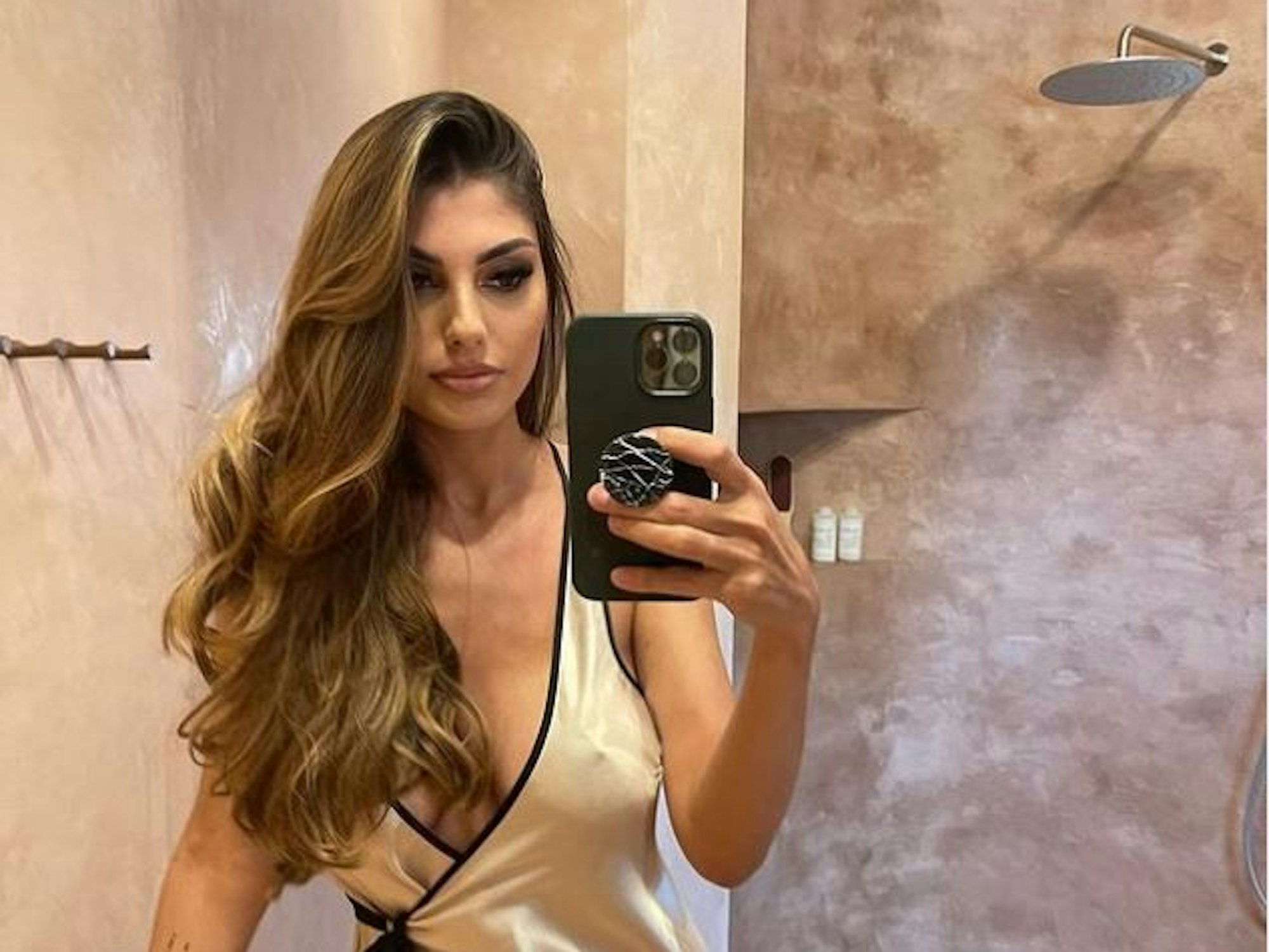 Yeliz Koc, Reality-TV-Star, macht ein Selfie. Das Foto postete sie am 27. Juli 2022 auf ihrem Instagram-Kanal.