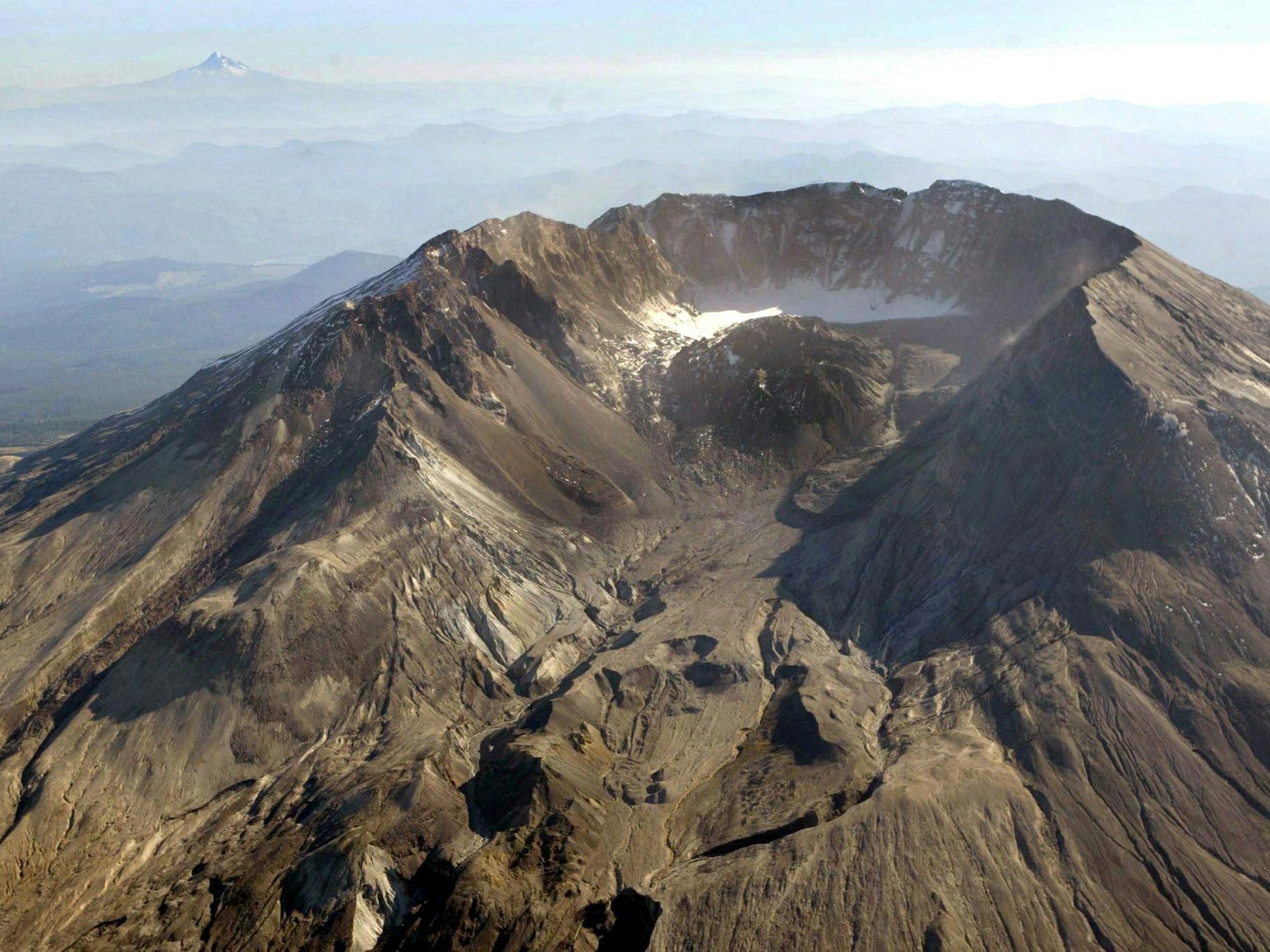 Der Mount St. Helens im US-Bundesstaat Washington gehört zur Kaskadenkette, einem vulkanischen Gebirgszug, der sich entlang der Westküste Nordamerikas erstreckt und einen Teil des pazifischen Feuerrings darstellt.