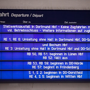 Die Anzeigetafel im Dortmunder Hauptbahnhof. Wegen eines Wassereinbruchs ist das Stellwerk am Dortmunder Hauptbahnhof ausgefallen, dadurch fallen alle Züge im Hauptbahnhof aus. +++ dpa-Bildfunk +++