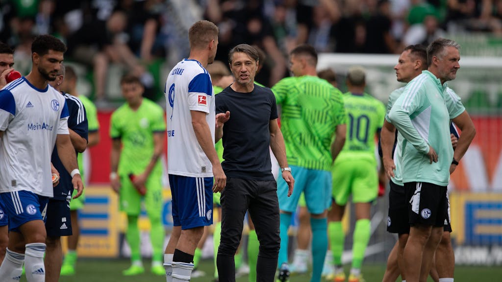  Wolfsburgs Trainer Niko Kovac spricht nach dem Spiel mit Schalkes Simon Terodde.  