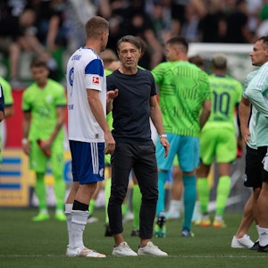 Wolfsburgs Trainer Niko Kovac spricht nach dem Spiel mit Schalkes Simon Terodde.