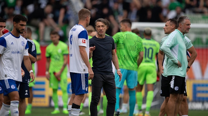 Wolfsburgs Trainer Niko Kovac spricht nach dem Spiel mit Schalkes Simon Terodde.