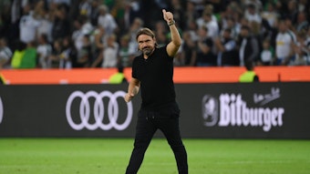 Trainer Daniel Farke von Borussia Mönchengladbach nach dem Spiel gegen Hertha BSC am 19. August 2022. Farke hebt den Daumen und bedankt sich bei den Fans.