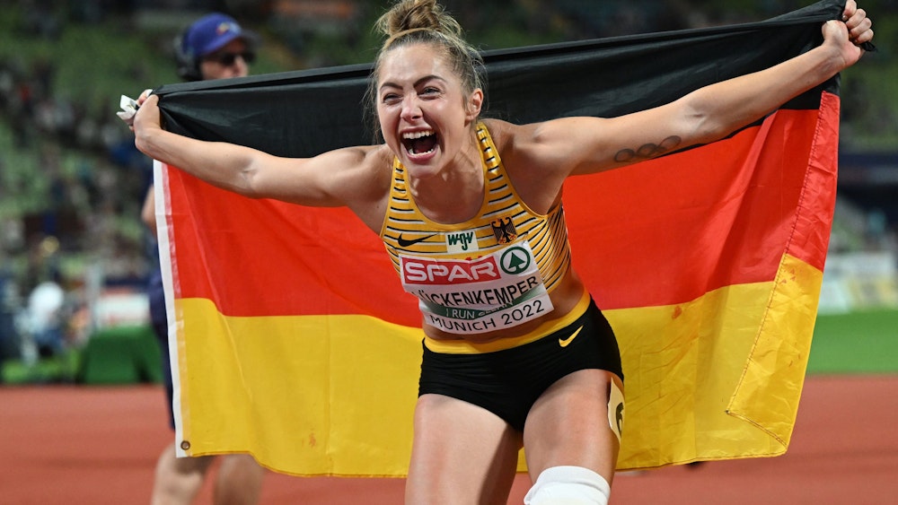 Gina Lückenkemper (Deutschland) jubelt nach dem Wettkampf.